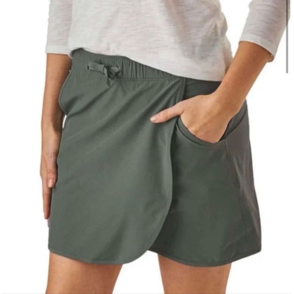 Patagonia woman’s Small fleetwith skirt basin green regular fit golf hiking NEW